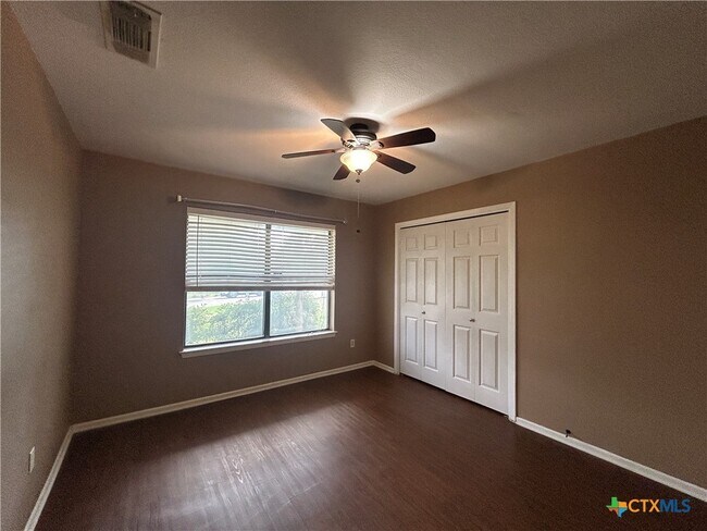 Building Photo - 826 Timber Dr