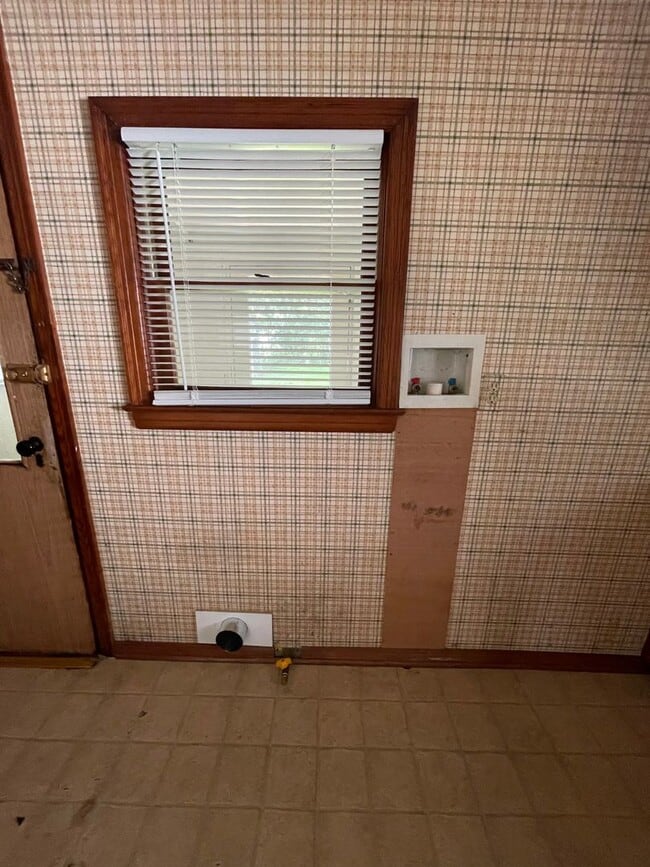 Building Photo - 1-BR Home in Elkhart Across from Weston Park