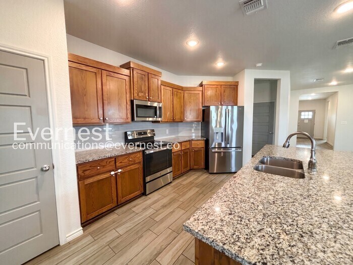 Building Photo - 2204 Hornbeam St