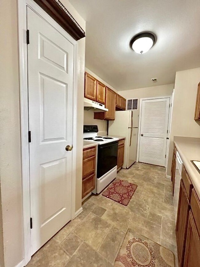 Building Photo - 2 Bed/1 Bath Condo with Mountain Views at ...