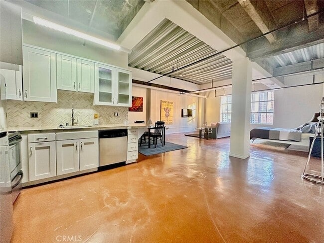 Building Photo - 312 W 5th St