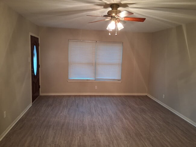 Building Photo - 4606 Begonia St