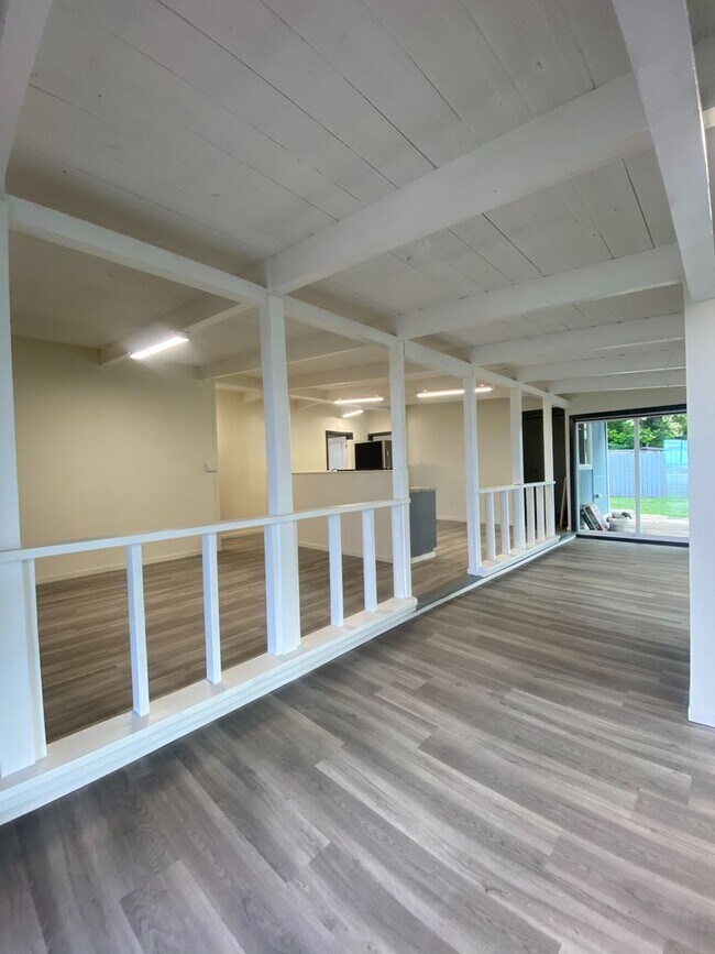 Building Photo - Beach House Rental in Waianae - Available Now