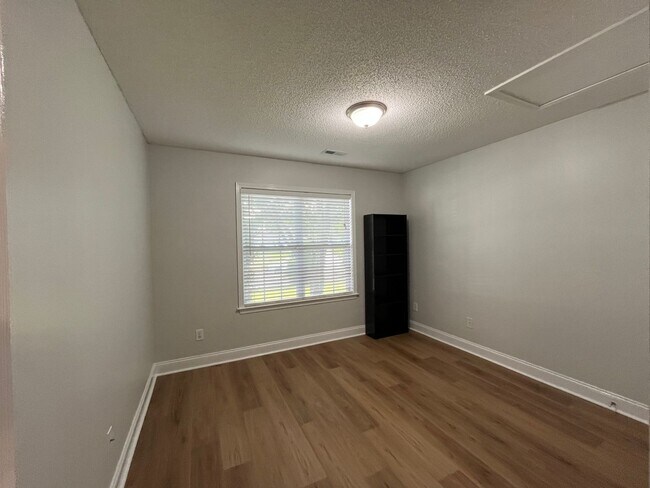 Building Photo - 642 Hillside Dr