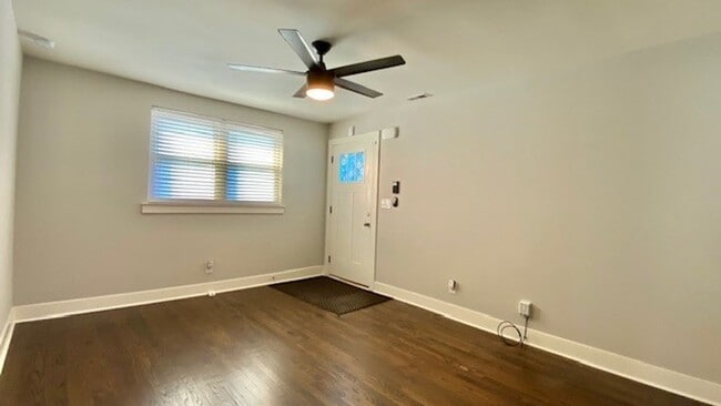 Building Photo - Super Clean 2 Bedrooms, 1 Bathroom Single ...