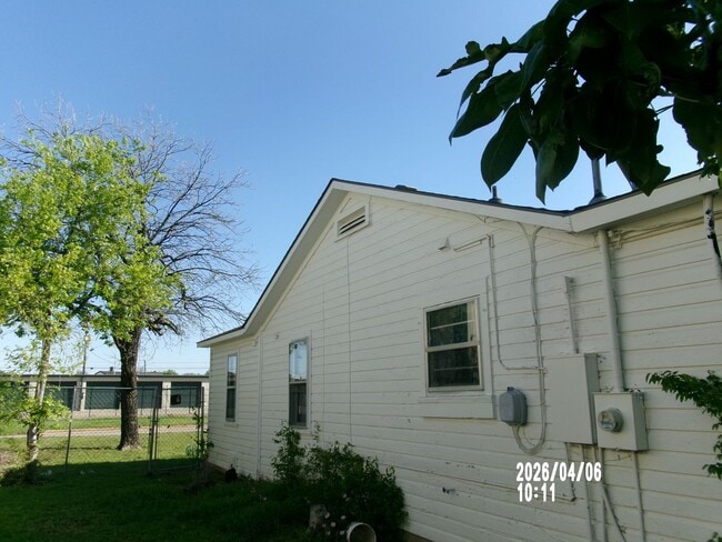 Building Photo - 2112 SW A Ave