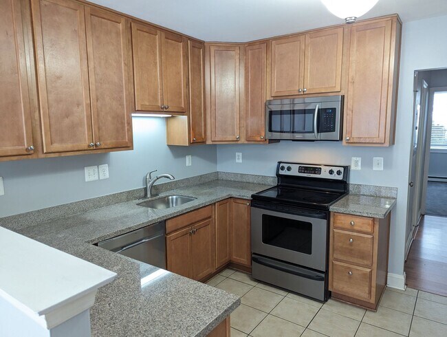 Building Photo - Two bedroom first floor condo in Jefferson...