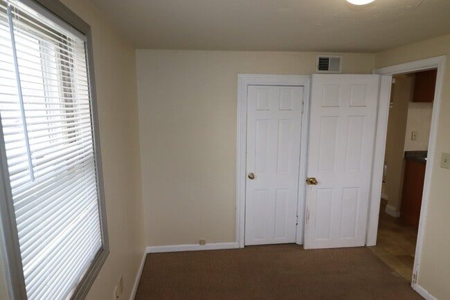 Building Photo - Large 2-Bed Upper Duplex