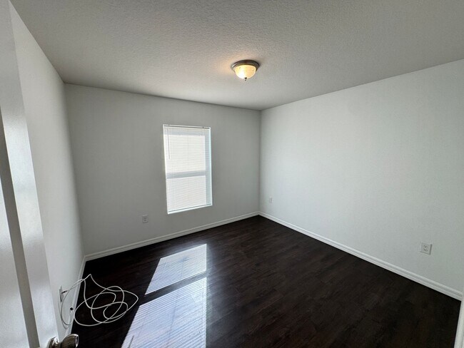 Building Photo - BEAUTIFUL, 4 bedroom, 2 bathroom Home in Poinciana!! Cable & Internet Included with Rent!!