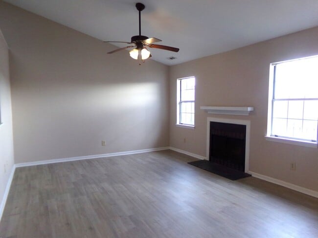 Building Photo - Charming Triplex