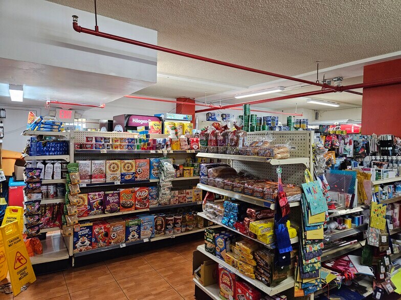 Market on place - 7501 E Treasure Dr