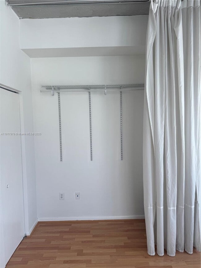 Building Photo - 10 SW South River Dr