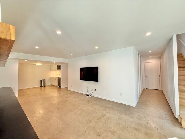 Building Photo - Luxurious 4BD, 3BA Raleigh Home with Fence...