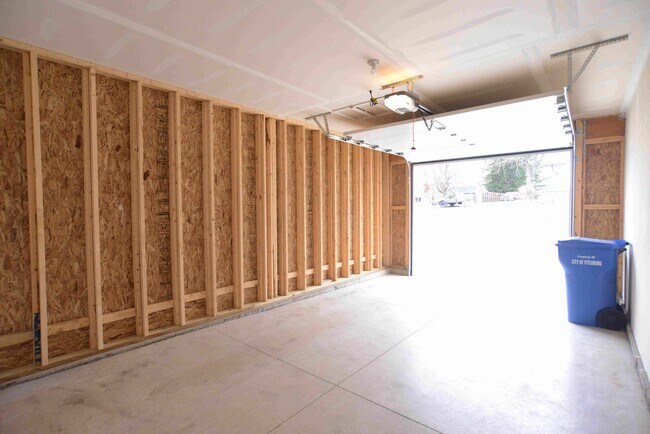 Building Photo - 2833 Endive Dr