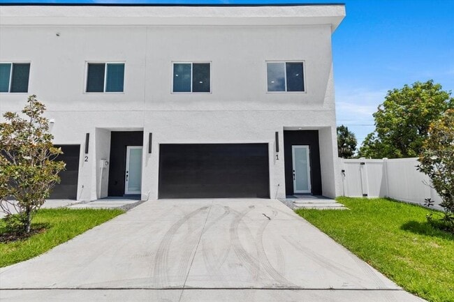 Primary Photo - 2608 W Columbus Dr