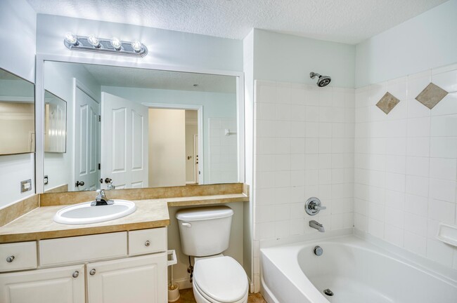 Building Photo - 2206 Myrtlewood Cir E