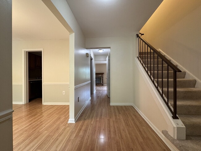 Building Photo - Delightful End-Unit Townhome in Courts of ...