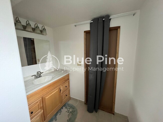 Building Photo - 1656 S Fairway Dr