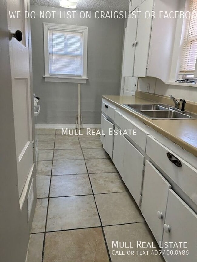 Building Photo - 825 NE 24th St