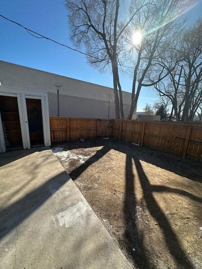 Building Photo - Large 3 Bedroom apartment!