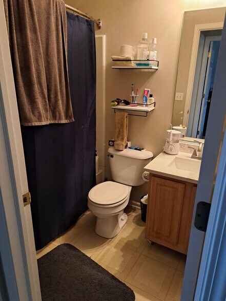 Building Photo - 1990 Middlebury Dr