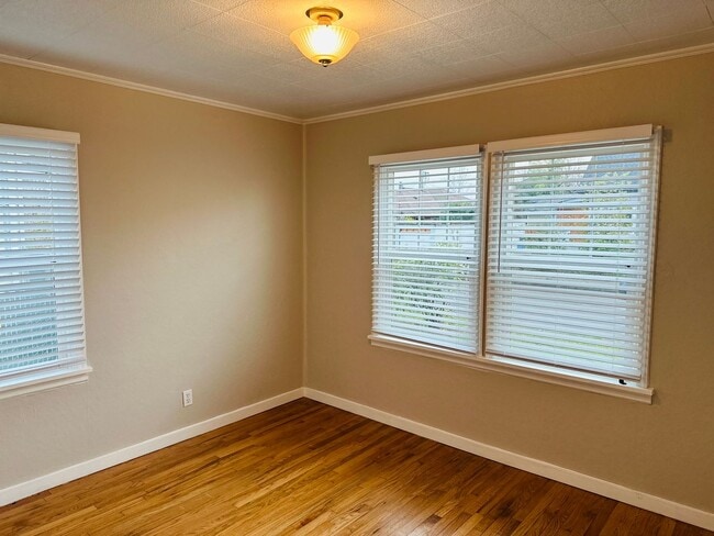 Building Photo - Charming Downtown Vancouver Bungalow