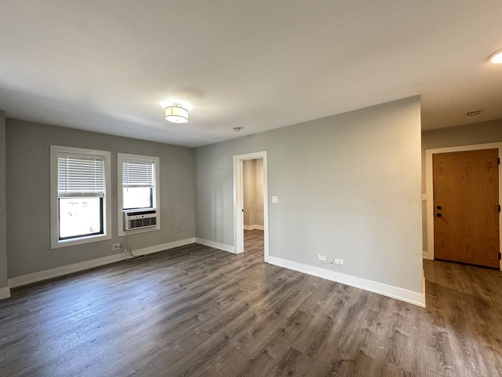 Building Photo - 545 W Belmont Ave