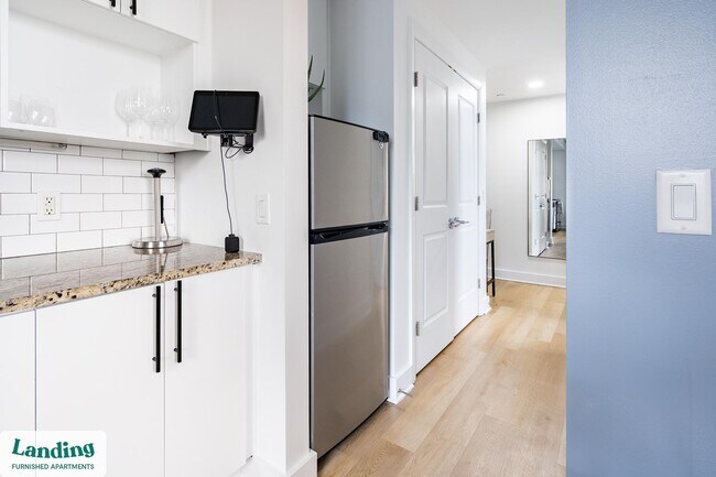 Building Photo - 933 McGee St