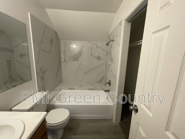 Building Photo - 1802 E 66th Pl