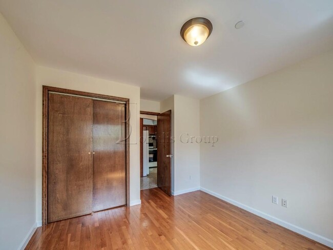 Building Photo - *** 30TH AVENUE *** 1 BED WITH BALCONY ** ...