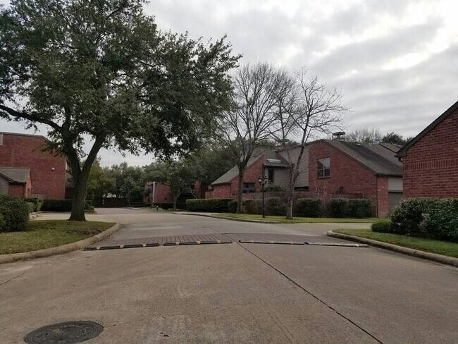 Building Photo - 7447 Cambridge St