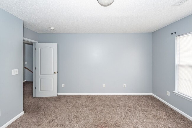 Building Photo - 3 Bedroom, 2.5 Bathroom Townhome in Lakes of Summerville - Summerville