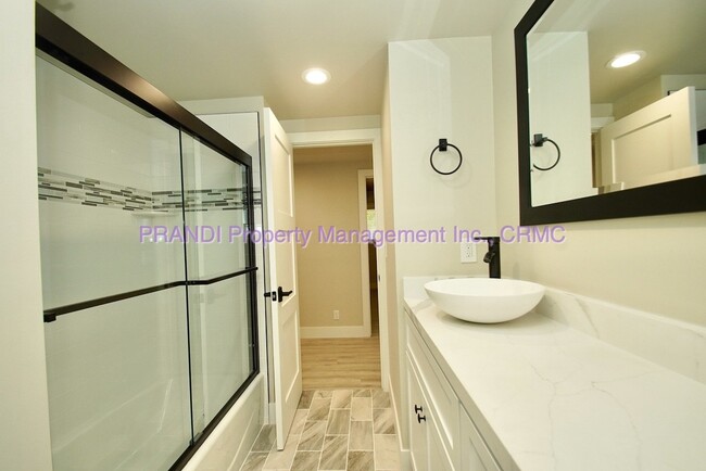 Building Photo - Beautifully Remodeled Corte Madera Home!
