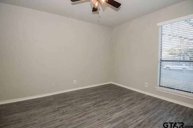 Building Photo - 5911 Hollytree Dr