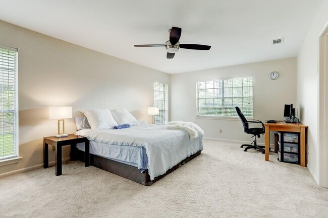 Building Photo - Spacious home on 1/3 of an acre w/ BONUS F...