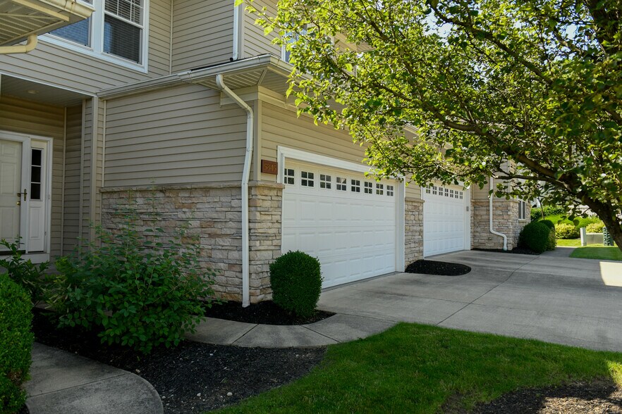 Building Photo - 5845 Crescent Ridge Dr