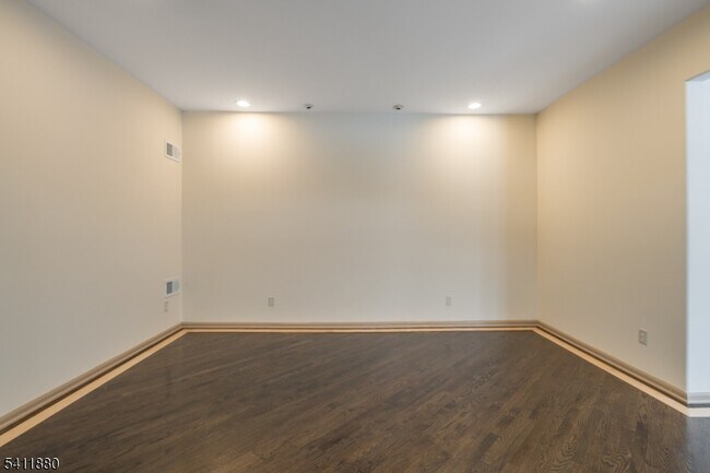 Building Photo - 302 Walnut Ave