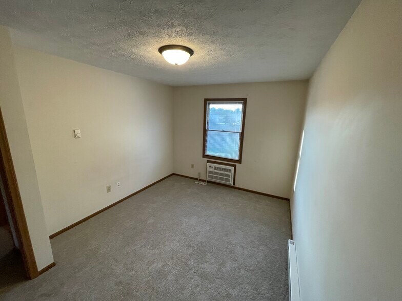 Building Photo - 1535 Hawk Cir
