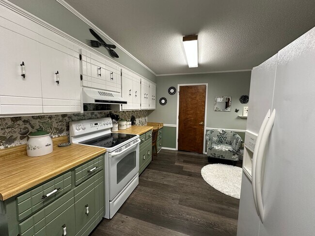 Building Photo - Introducing a charming 3-bedroom, 2.5-bathroom house located in the desirable area of Russellville