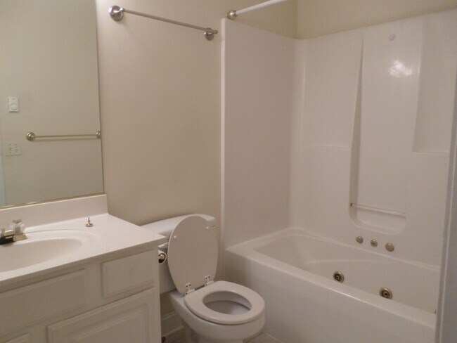 Building Photo - 4 bedroom 3 bath Townhouse