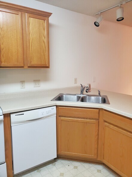 Building Photo - 1902 Aster Bay