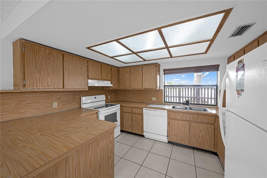 Building Photo - 15070 SW 49th Ln