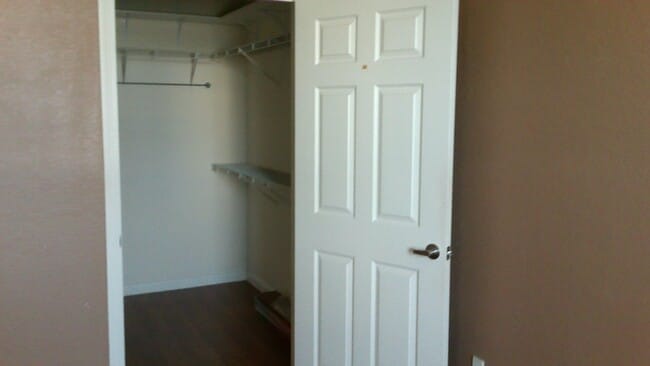 Building Photo - Beautiful 1/1 corner unit with upgraded wood floors a large balcony with an Orange Avenue view.