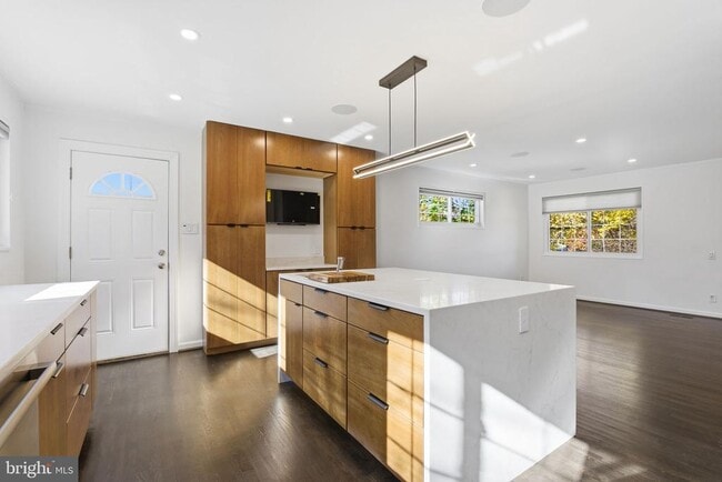 Building Photo - 3700 Emily St