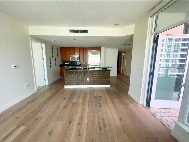 Building Photo - Stunning 1 bedroom, 1.5 bath in The Grande...
