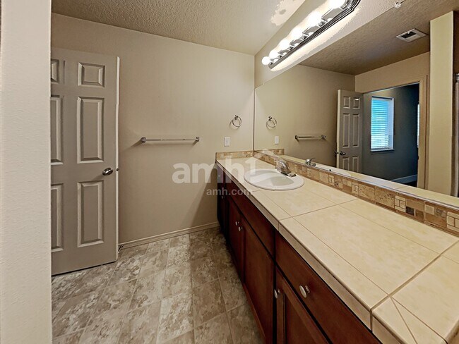 Building Photo - 809 NE 115th Cir