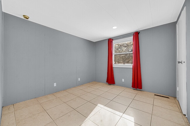 Building Photo - 2322 W Loves Ln