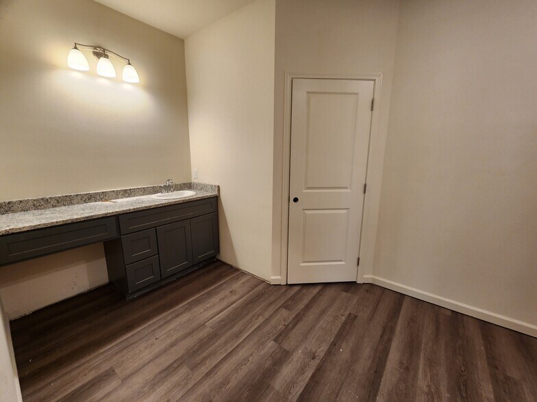 Building Photo - 12103 Pendarvis Ln