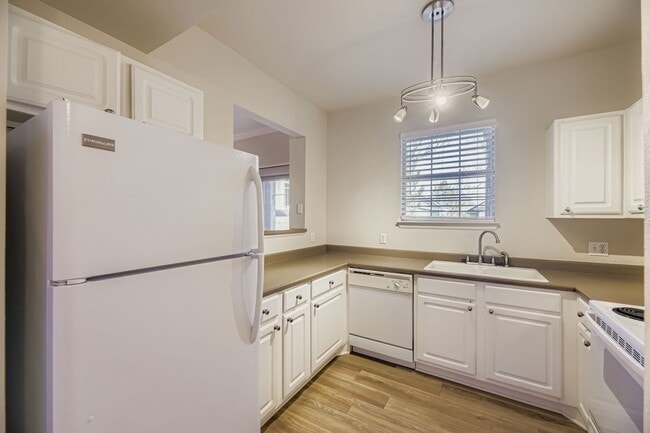 Building Photo - Charming 1 bed/1 bath Condo with Garage- Gated Community with Pool and Fitness Center