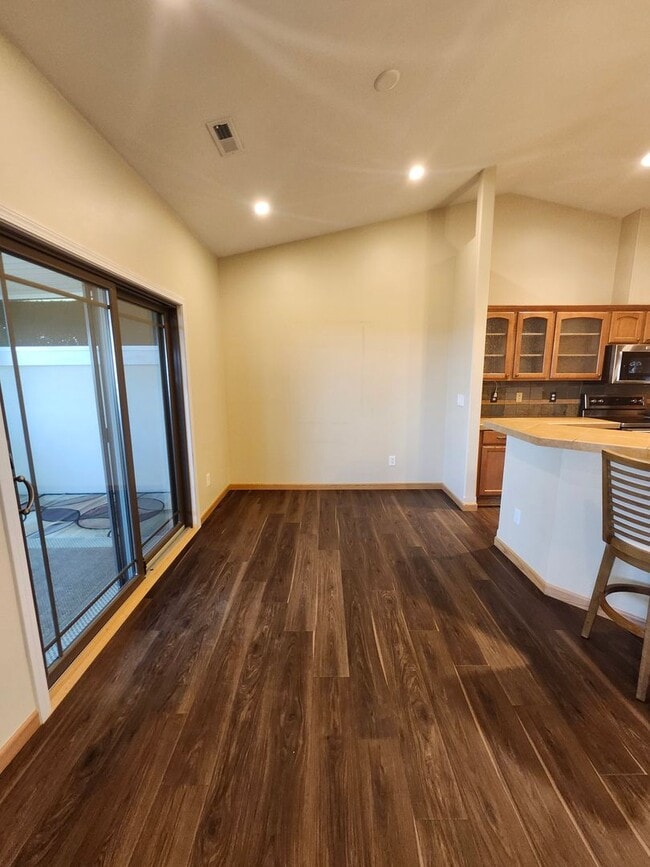 Building Photo - Tuscan-Style Townhome for Rent – Prime Ken...